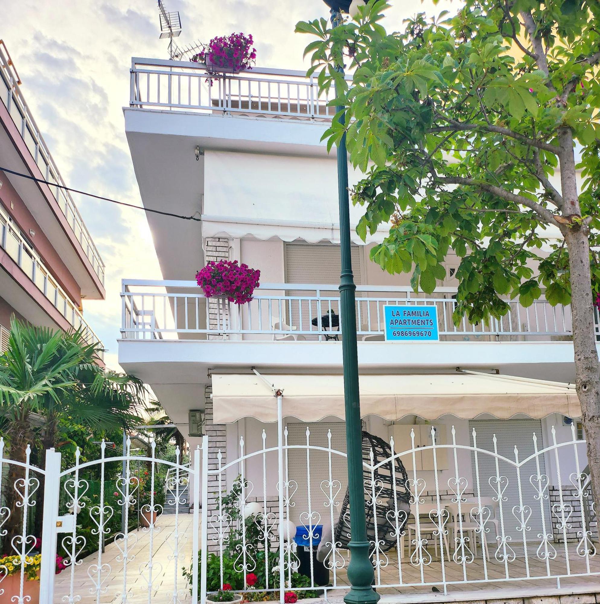La Familia Apartments Olympiakí Aktí Luaran gambar
